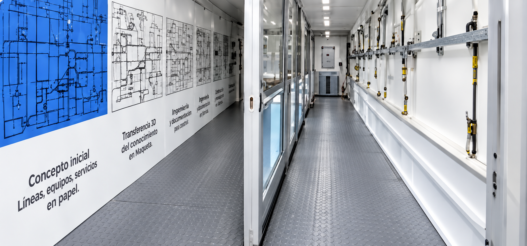 Pasillo interior de un contenedor Mobile Factory con planos de proyecto y rutas de instalaciones